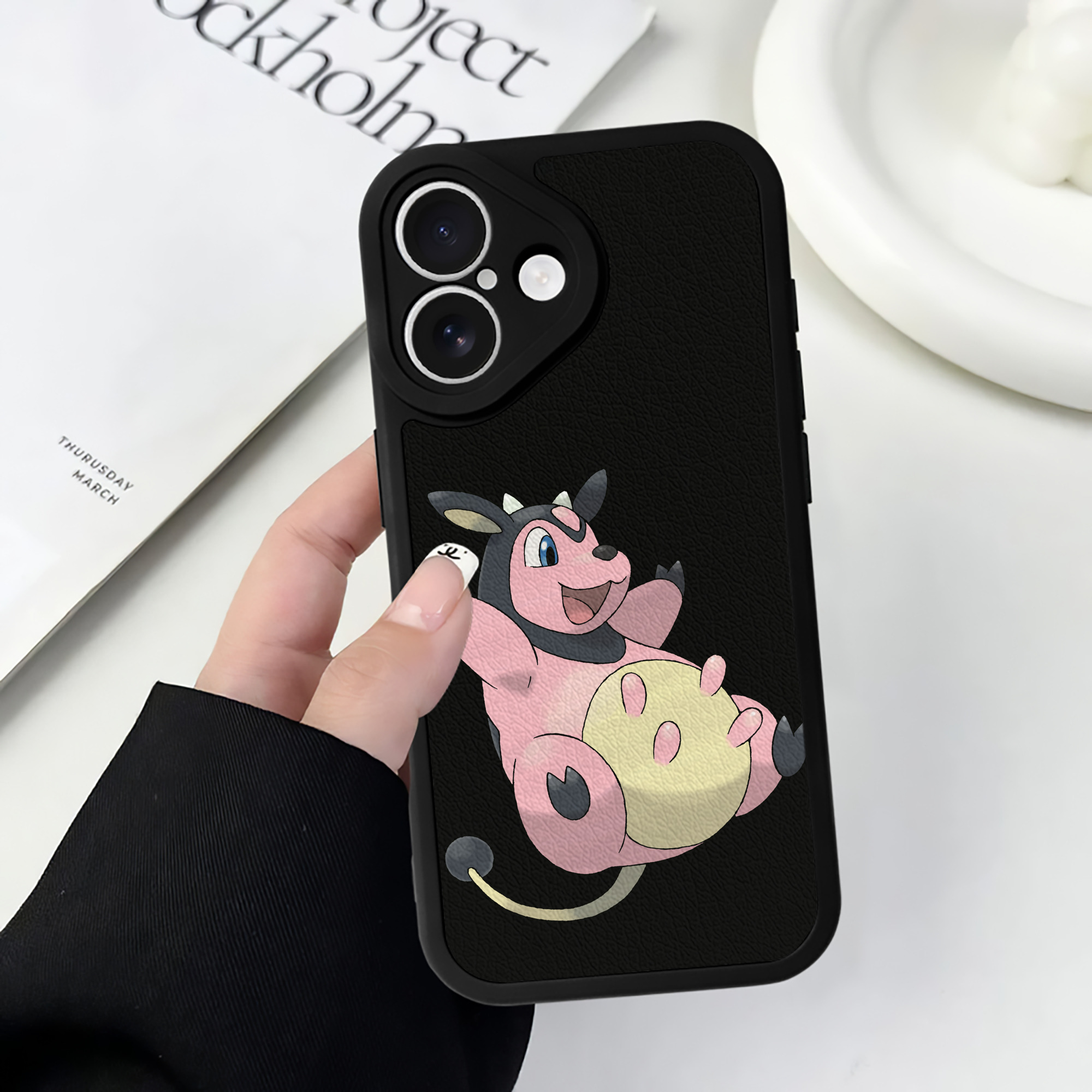 （画像用） ポケットモンスター Pokémon 【iPhone 16シリーズ対応】シリコンスマホケース（レザー調） 材質：シリコン